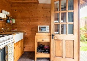 A Cosy, Rustic, Romantic Retreat with a Swimming Pool, Jacuzzi and Sauna!