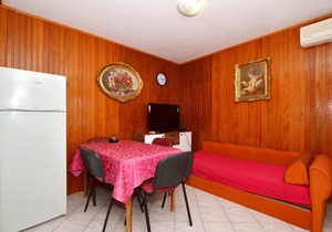 A large apt with big terrace, next to the beach