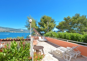 A large apt with big terrace, next to the beach