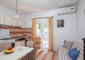 A1 - apt near beach with patio, parking and grill