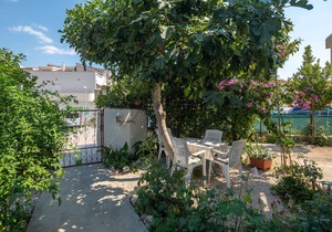 A1 - apt near beach with patio, parking and grill