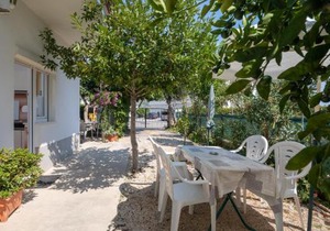 A2 apt near beach w patio parking and grill