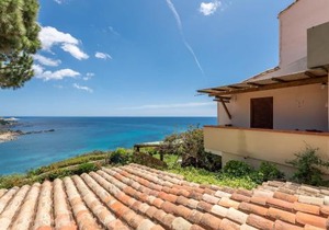 Accu is Prezzus C fronte mare