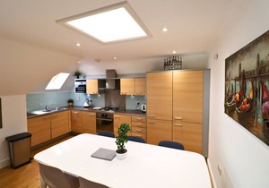 Addlestone - Spacious - Two Bedroom (Two Bathroom) Apartment