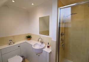 Addlestone - Spacious - Two Bedroom (Two Bathroom) Apartment