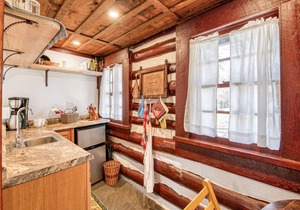 Adorable Wooded Getaway w/Free WiFi, Shared Pool, Kitchenette & Great Location