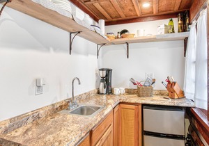 Adorable Wooded Getaway w/Free WiFi, Shared Pool, Kitchenette & Great Location
