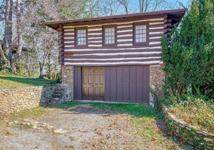Adorable Wooded Getaway w/Free WiFi, Shared Pool, Kitchenette & Great Location