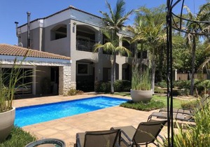 African Palm Cottage and Guesthouse