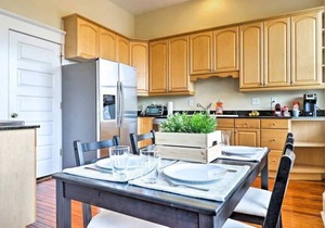 Airy apartment in historic Springfield