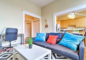 Airy apartment in historic Springfield