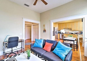 Airy apartment in historic Springfield