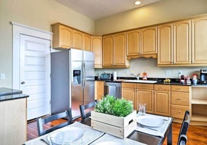 Airy apartment in historic Springfield