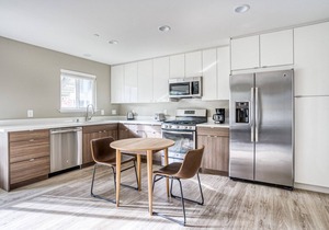 Airy Campbell 1BR w/Gym, Pool & Hot Tub, walk to WF & TJ, by Blueground