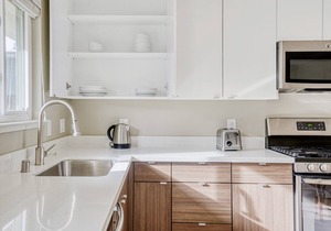 Airy Campbell 1BR w/Gym, Pool & Hot Tub, walk to WF & TJ, by Blueground