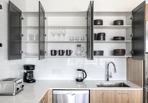 Airy West Loop Studio w/Gym, Pool, Coworking, walk to UIC, by Blueground