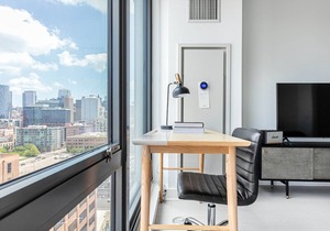 Airy West Loop Studio w/Gym, Pool, Coworking, walk to UIC, by Blueground