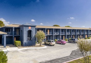 All Inclusive Studio that can sleep up to 4 people! Pool, Gym & Laundry onsite.