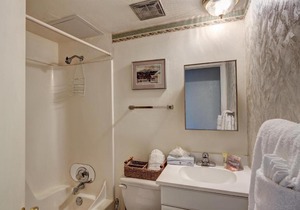 Alpine 203 Condo close to lift