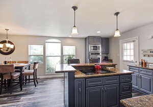 Amazing 5 Bedroom House that Sleeps 10, Near City Park!