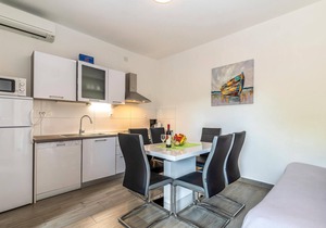 Amazing apartment in Jasenice with WiFi