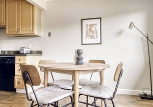 Amazing Mountain View 2BR w/Pool & Gym, 5 min to Target, by Blueground