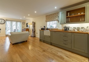 An exceptionally well-appointed ground floor apartment, not far from the beach.