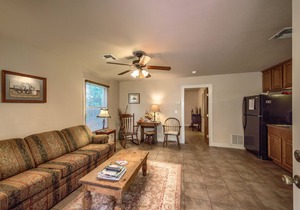 Annette's Cottage A, 1.1 mile to Main Street, 4 min. drive, can walk.