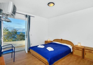 Apartment Ana - 5 m from beach: R14-27(4) - Cove Pokrivenik, Island Hvar, Croatia