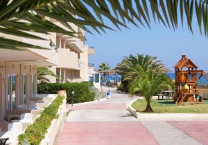 Apartment for 3 people with swimming pool near the beach