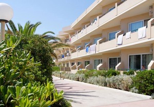 Apartment for 3 people with swimming pool near the beach