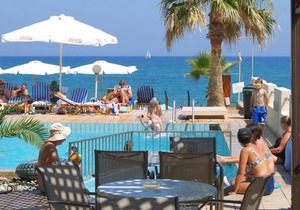 Apartment for 3 people with swimming pool near the beach