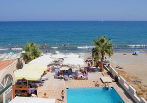 Apartment for 3 people with swimming pool near the beach
