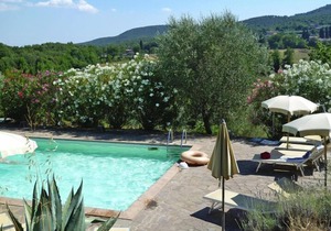 Apartment in Sovicille with garden furniture