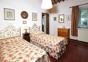 Apartment in Sovicille with garden furniture
