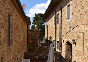 Apartment with balcony in medieval village with swimming pool, tennis, in the countryside near the sea and services
