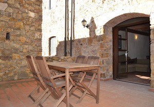 Apartment with balcony in medieval village with swimming pool, tennis, in the countryside near the sea and services