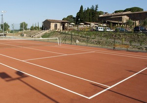 Apartment with balcony in medieval village with swimming pool, tennis, in the countryside near the sea and services