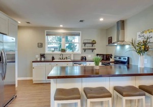 Apartment w/ Pool & Gazebo-Swanky Savannah Style