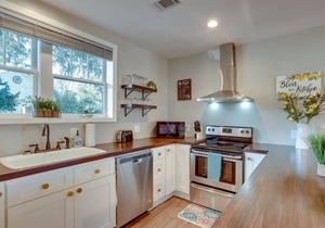 Apartment w/ Pool & Gazebo-Swanky Savannah Style