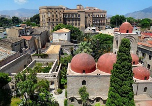 apartment with pool near the sea