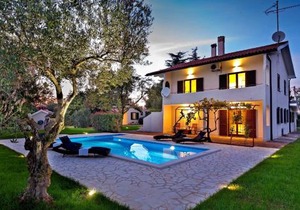 Apartment with private pool and large garden