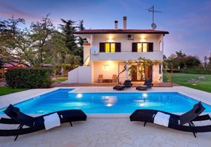Apartment with private pool and large garden