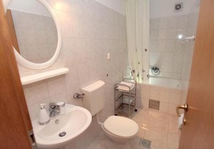 Apartments with a parking space Mavarstica, Ciovo - 11563