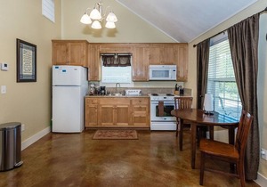 Appian Way - Celtic Cottage - Private Hot Tub - 4 min. to downtown - Wildlife