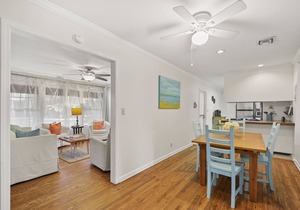 Artist's Cottage - Comfortable Pet friendly home 1 mile from the beach!