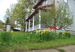 At Ships Quarters "Olaf" Suite. Downtown Bayfield Sleeps 2. Private entrance.