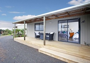 Auckland Country Cottages - Tui Cottage