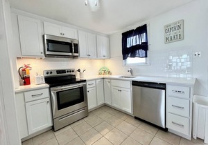 Avalon BEACH BLOCK 2 Bedroom Condo with POOL East Unit/Sleeps 4