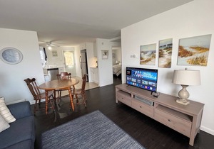 Avalon BEACH BLOCK 2 Bedroom Condo with POOL East Unit/Sleeps 4